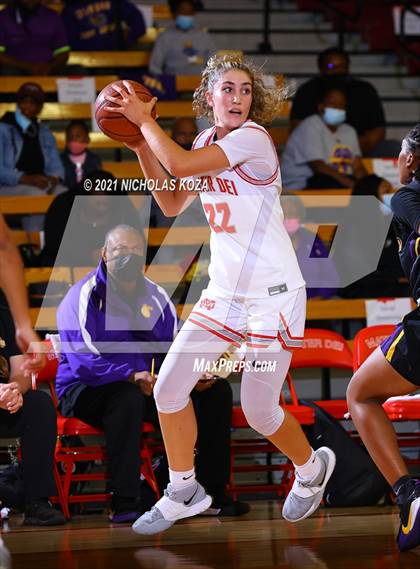 Thumbnail 1 in Lynwood vs. Mater Dei (CIF-SS Open Playoff) photogallery.