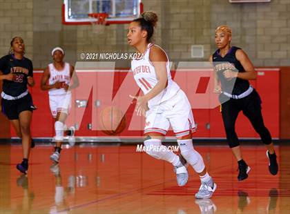Thumbnail 2 in Lynwood vs. Mater Dei (CIF-SS Open Playoff) photogallery.