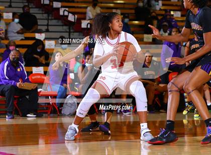 Thumbnail 2 in Lynwood vs. Mater Dei (CIF-SS Open Playoff) photogallery.