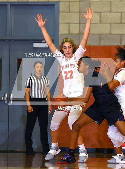Thumbnail 3 in Lynwood vs. Mater Dei (CIF-SS Open Playoff) photogallery.