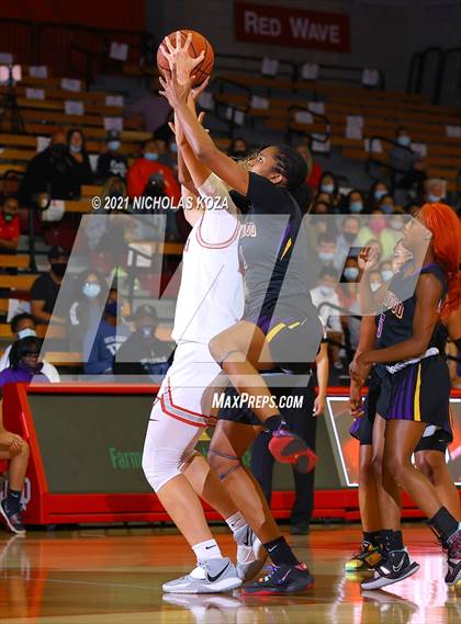Thumbnail 2 in Lynwood vs. Mater Dei (CIF-SS Open Playoff) photogallery.
