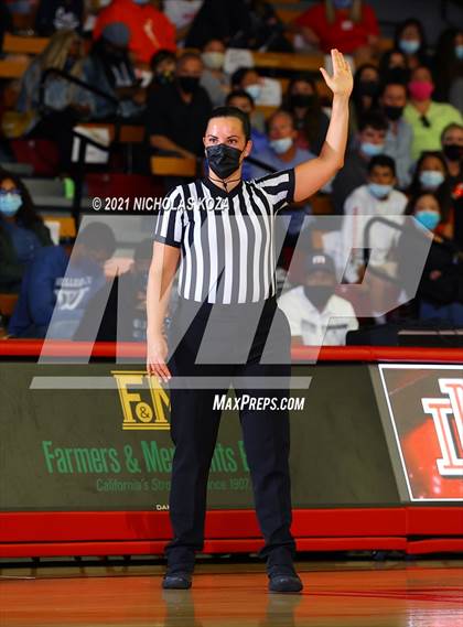 Thumbnail 2 in Lynwood vs. Mater Dei (CIF-SS Open Playoff) photogallery.