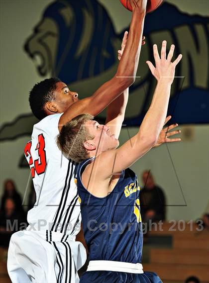 Thumbnail 3 in Bellevue vs. Beverly Hills (MaxPreps Holiday Classic) photogallery.