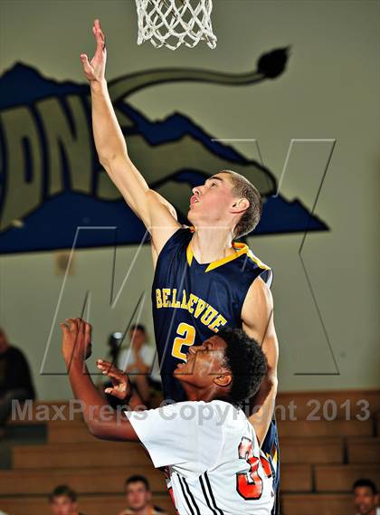 Thumbnail 2 in Bellevue vs. Beverly Hills (MaxPreps Holiday Classic) photogallery.