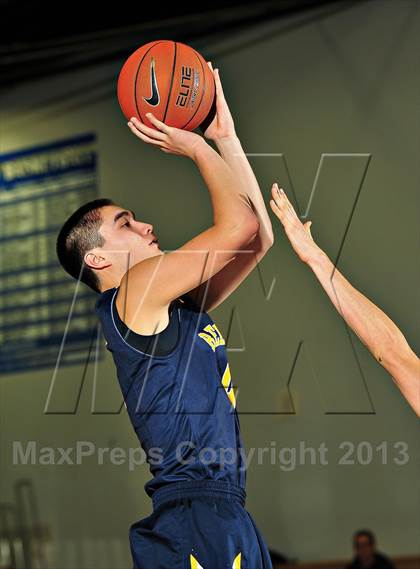Thumbnail 1 in Bellevue vs. Beverly Hills (MaxPreps Holiday Classic) photogallery.
