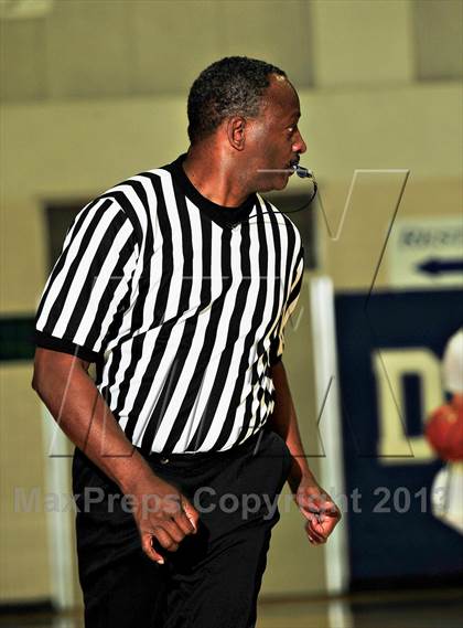 Thumbnail 2 in Bellevue vs. Beverly Hills (MaxPreps Holiday Classic) photogallery.