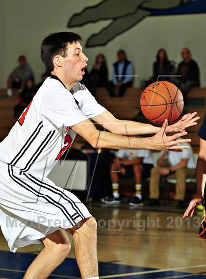 Thumbnail 1 in Bellevue vs. Beverly Hills (MaxPreps Holiday Classic) photogallery.
