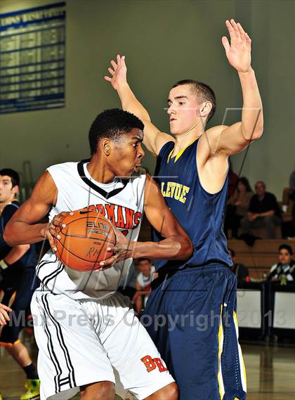 Thumbnail 3 in Bellevue vs. Beverly Hills (MaxPreps Holiday Classic) photogallery.