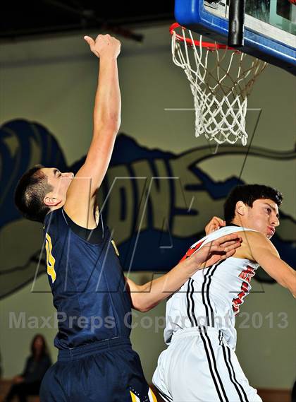 Thumbnail 2 in Bellevue vs. Beverly Hills (MaxPreps Holiday Classic) photogallery.