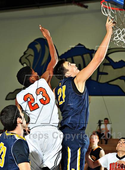 Thumbnail 3 in Bellevue vs. Beverly Hills (MaxPreps Holiday Classic) photogallery.