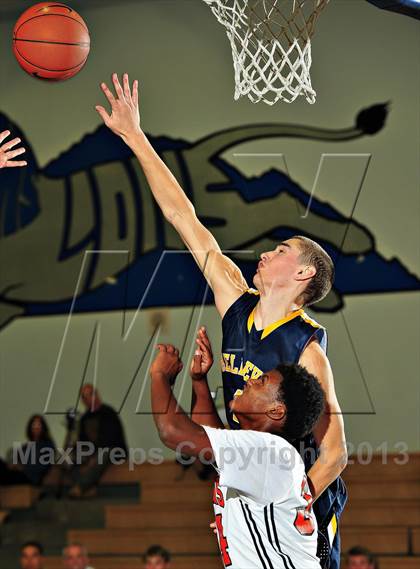 Thumbnail 3 in Bellevue vs. Beverly Hills (MaxPreps Holiday Classic) photogallery.
