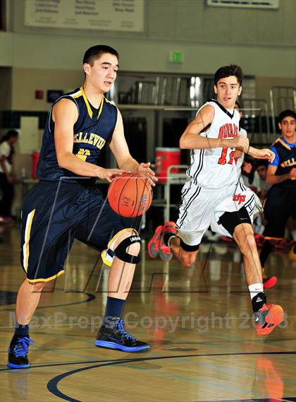 Thumbnail 2 in Bellevue vs. Beverly Hills (MaxPreps Holiday Classic) photogallery.