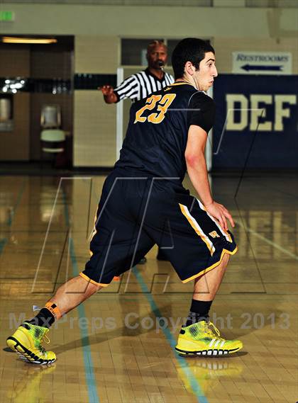 Thumbnail 2 in Bellevue vs. Beverly Hills (MaxPreps Holiday Classic) photogallery.