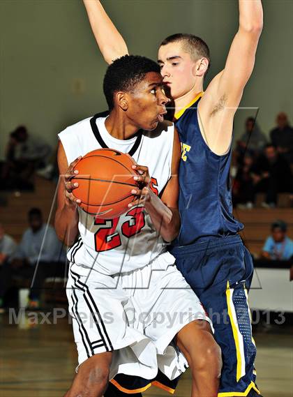 Thumbnail 3 in Bellevue vs. Beverly Hills (MaxPreps Holiday Classic) photogallery.