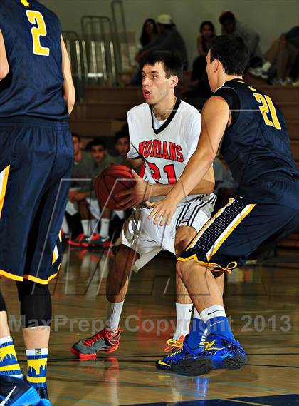 Thumbnail 3 in Bellevue vs. Beverly Hills (MaxPreps Holiday Classic) photogallery.