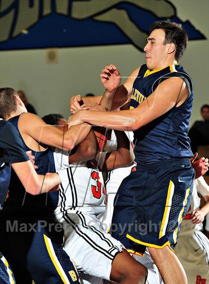 Thumbnail 3 in Bellevue vs. Beverly Hills (MaxPreps Holiday Classic) photogallery.