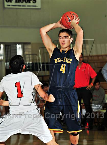 Thumbnail 3 in Bellevue vs. Beverly Hills (MaxPreps Holiday Classic) photogallery.