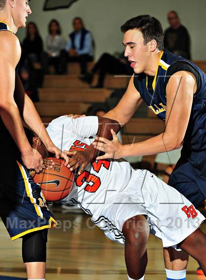 Thumbnail 2 in Bellevue vs. Beverly Hills (MaxPreps Holiday Classic) photogallery.