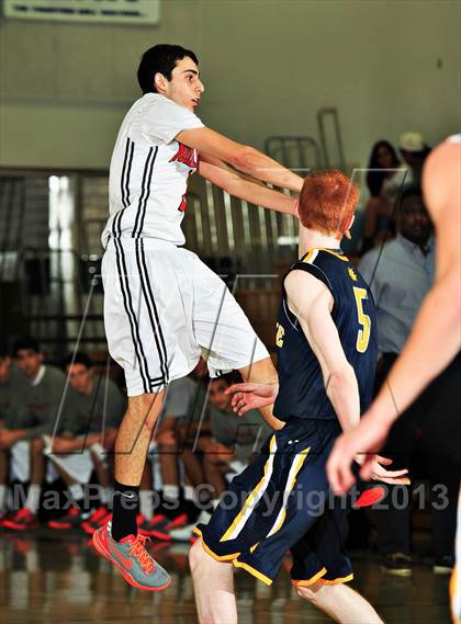 Thumbnail 2 in Bellevue vs. Beverly Hills (MaxPreps Holiday Classic) photogallery.