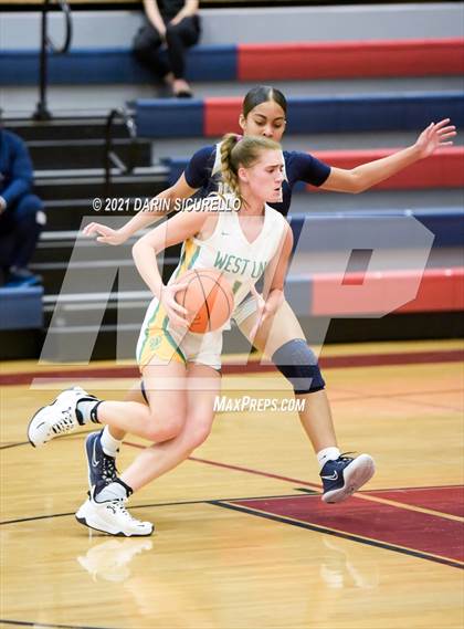 Thumbnail 3 in West Linn vs Desert Vista (Nike Tournament of Champions) photogallery.
