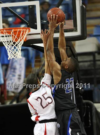 Thumbnail 1 in Salesian vs. Windward (CIF State D4 Final) photogallery.