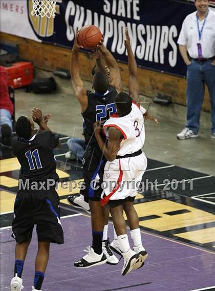 Thumbnail 3 in Salesian vs. Windward (CIF State D4 Final) photogallery.