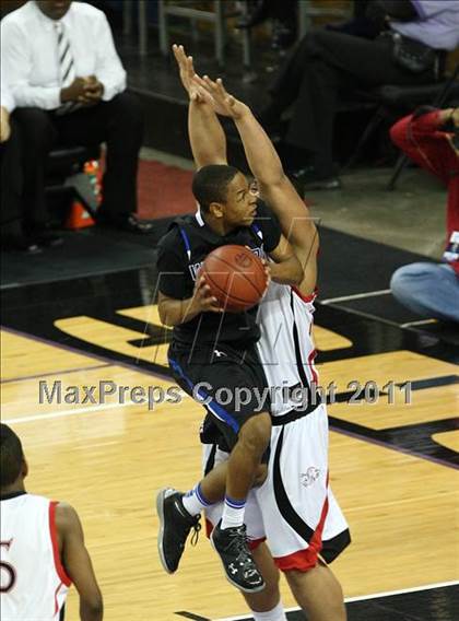 Thumbnail 2 in Salesian vs. Windward (CIF State D4 Final) photogallery.