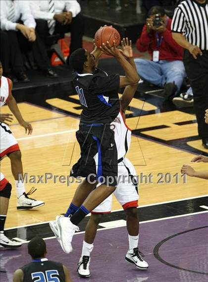 Thumbnail 1 in Salesian vs. Windward (CIF State D4 Final) photogallery.