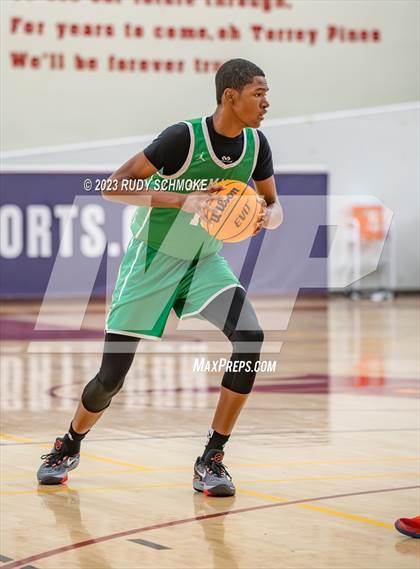 Thumbnail 2 in Montgomery vs. St. Mary's (Torrey Pines Holiday Classic) photogallery.