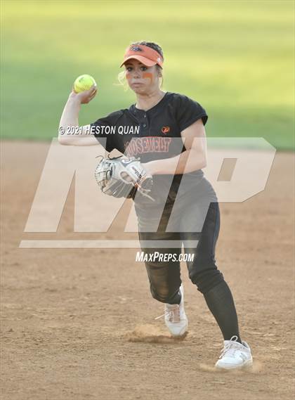 Thumbnail 2 in Esperanza vs. Roosevelt (CIF-SS D1 Final) photogallery.