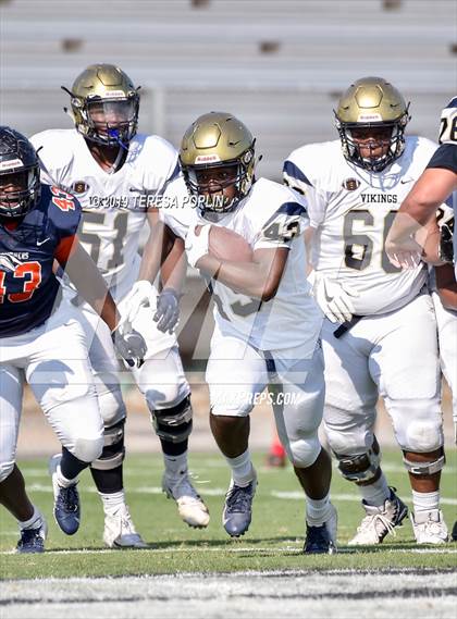 Thumbnail 3 in Spartanburg vs Chapman (The Greer Gridiron Classic) photogallery.