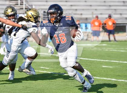 Thumbnail 2 in Spartanburg vs Chapman (The Greer Gridiron Classic) photogallery.