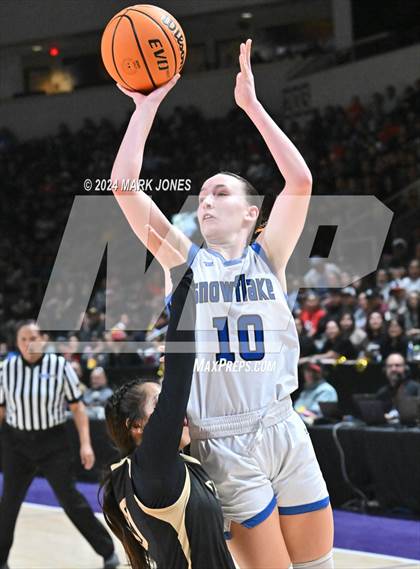 Thumbnail 2 in Chinle vs. Snowflake (AIA 3A Quarterfinal) photogallery.