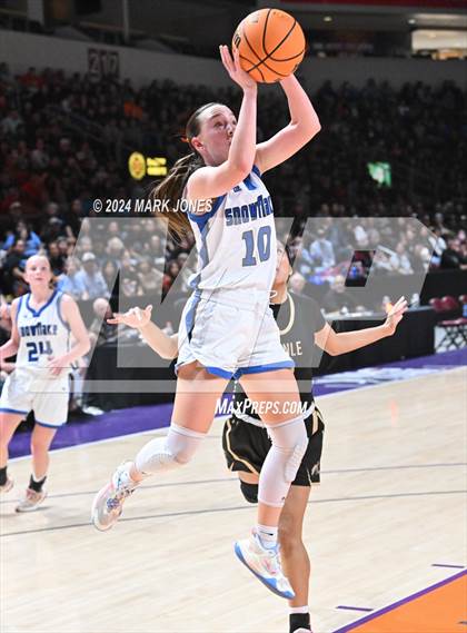 Thumbnail 2 in Chinle vs. Snowflake (AIA 3A Quarterfinal) photogallery.