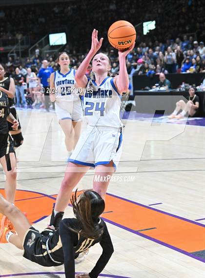 Thumbnail 2 in Chinle vs. Snowflake (AIA 3A Quarterfinal) photogallery.