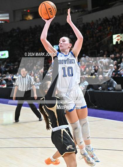 Thumbnail 3 in Chinle vs. Snowflake (AIA 3A Quarterfinal) photogallery.