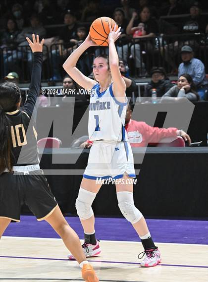 Thumbnail 1 in Chinle vs. Snowflake (AIA 3A Quarterfinal) photogallery.