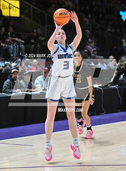 Thumbnail 3 in Chinle vs. Snowflake (AIA 3A Quarterfinal) photogallery.