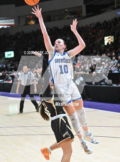 Thumbnail 1 in Chinle vs. Snowflake (AIA 3A Quarterfinal) photogallery.