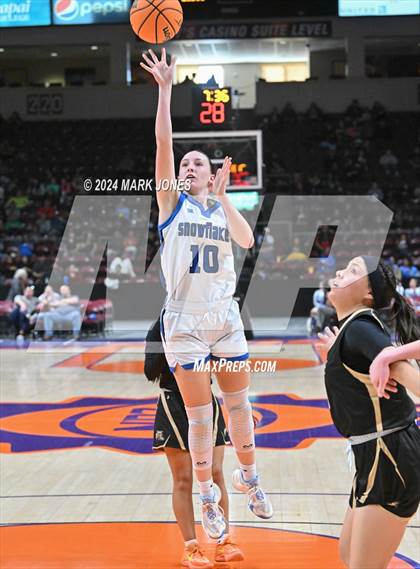 Thumbnail 3 in Chinle vs. Snowflake (AIA 3A Quarterfinal) photogallery.