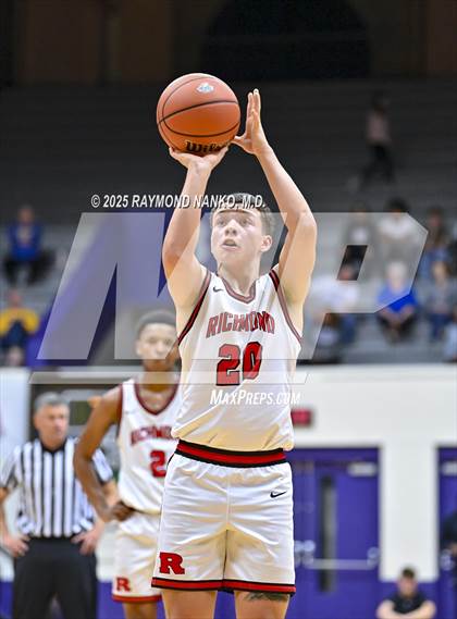 Thumbnail 2 in Mt. Vernon vs. Richmond (IHSAA 4A Section 9 First Round)  photogallery.