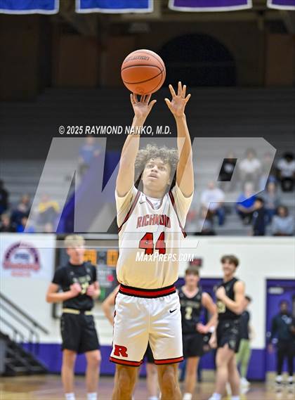 Thumbnail 2 in Mt. Vernon vs. Richmond (IHSAA 4A Section 9 First Round)  photogallery.