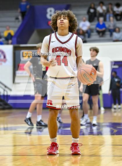 Thumbnail 3 in Mt. Vernon vs. Richmond (IHSAA 4A Section 9 First Round)  photogallery.