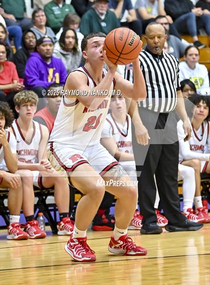 Thumbnail 3 in Mt. Vernon vs. Richmond (IHSAA 4A Section 9 First Round)  photogallery.