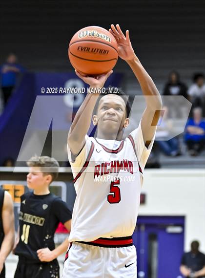Thumbnail 1 in Mt. Vernon vs. Richmond (IHSAA 4A Section 9 First Round)  photogallery.