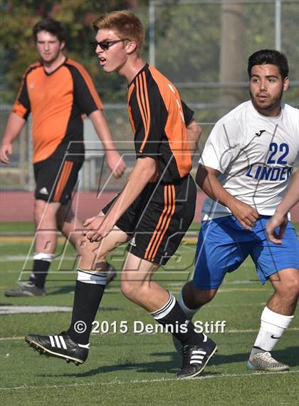 Thumbnail 3 in Summerville vs. Linden (CIF SJS D5 Final) photogallery.