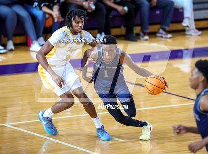 Thumbnail 3 in Garner vs Washington (John Wall Holiday Invitational) photogallery.