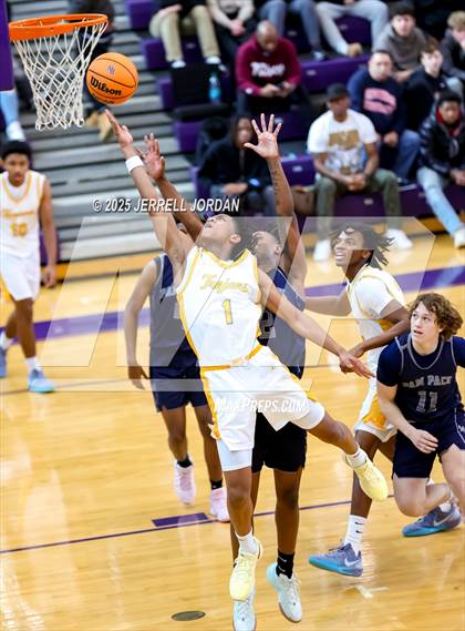 Thumbnail 2 in Garner vs Washington (John Wall Holiday Invitational) photogallery.