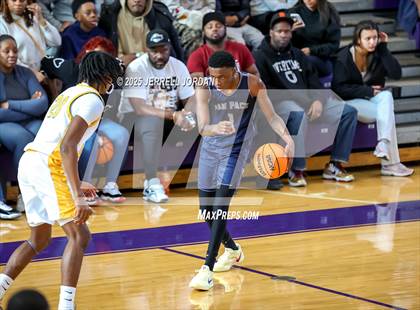 Thumbnail 1 in Garner vs Washington (John Wall Holiday Invitational) photogallery.