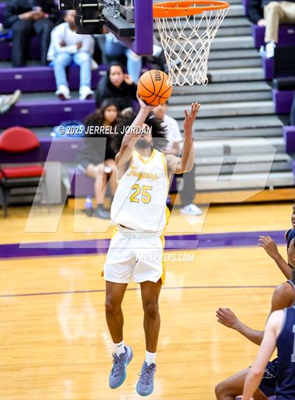 Thumbnail 1 in Garner vs Washington (John Wall Holiday Invitational) photogallery.
